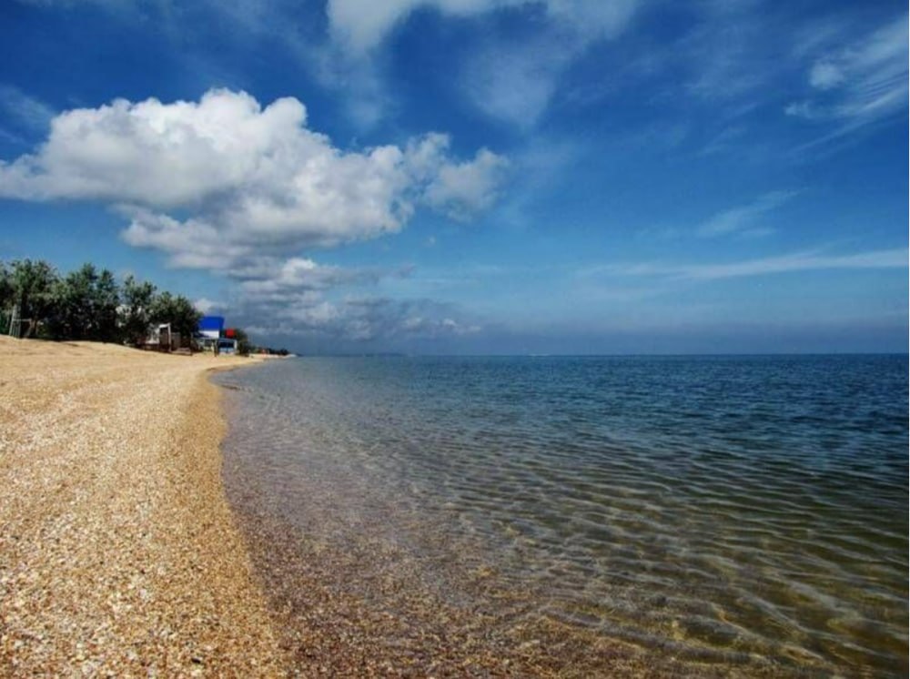 Песчаный берег Азовского моря у станицы Голубицкой