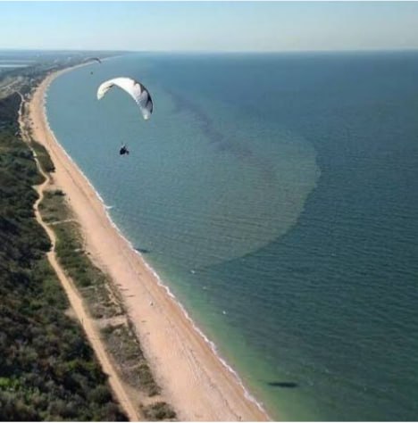 Вид с высоты на песчаную косу и побережье Азовского моря