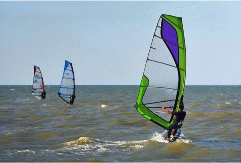 Виндсёрферы с яркими парусами на Азовском море